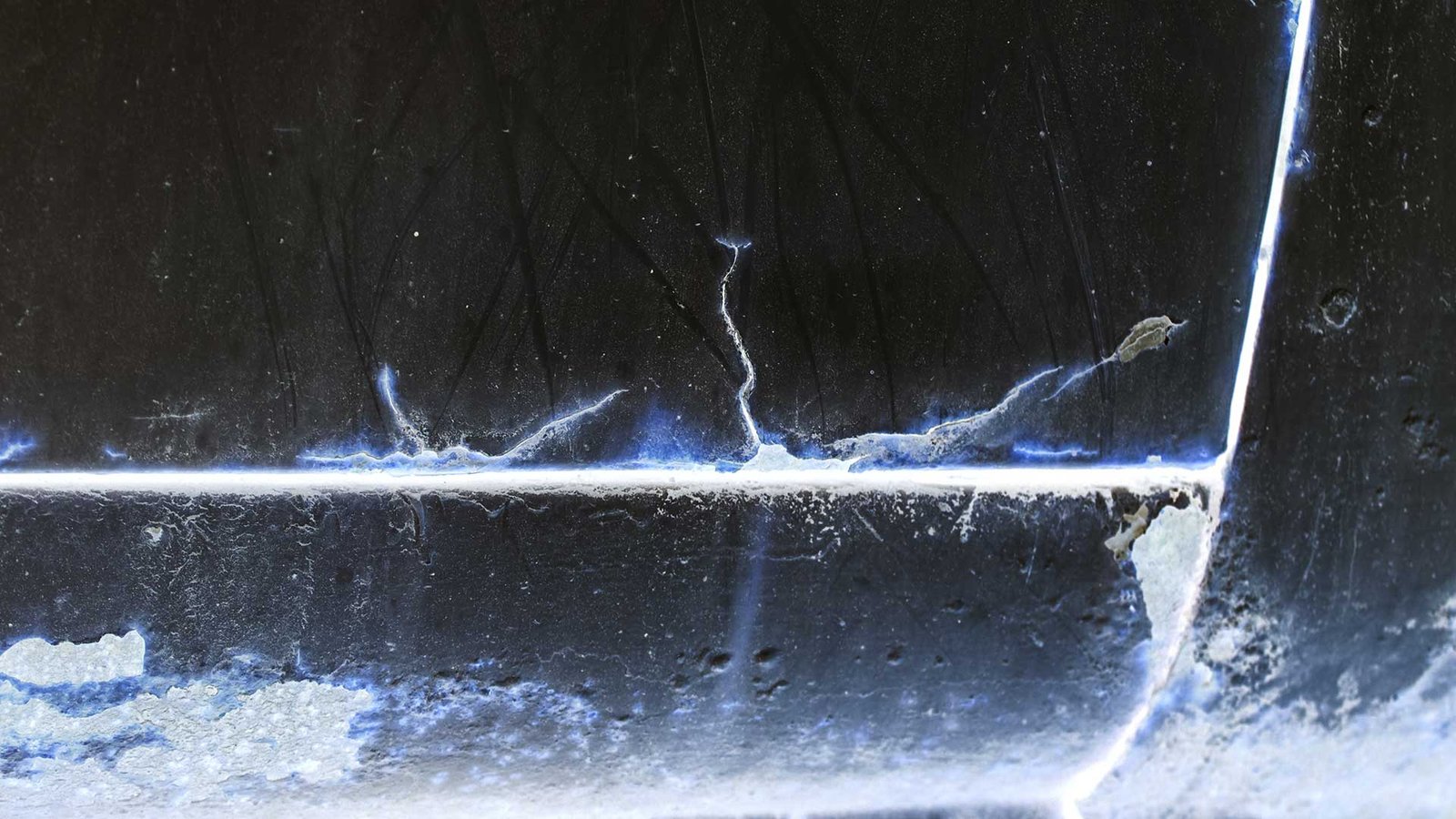 Stress Cracks vs. Structural Cracks in a Fiberglass Boat Stress Cracks vs. Structural Cracks in a Fiberglass Boat